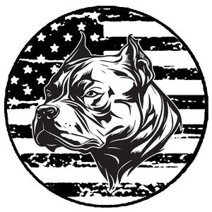 Op de afbeelding: Zwart-witte illustratie van een pit bull hondenkop tegen een verweerde Amerikaanse vlag achtergrond.