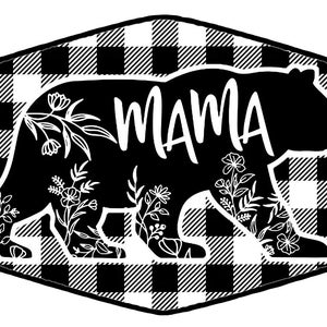 Op de afbeelding: Zwart-wit grafische afbeelding van een berensilhouet met het woord "MAMA" in wit. De beer is versierd met bloemmotieven en geplaatst tegen een zwart-wit geruite achtergrond.