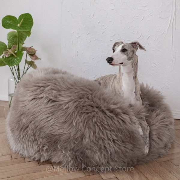 Grau/Beige Ovales luxuriöses Haustierbett aus natürlichem Schaffell! Hundebett aus Schaffell, Katzenbett, minimalistisch! Haustiermöbel, Haustiercouch! Wählen Sie Ihre Größe