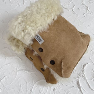 Manoplas para cochecito de bebé de piel de oveja natural color beige. Se adapta a cualquier cochecito/cochecito. Manoplas de piel de oveja, accesorios para cochecito, calentadores de manos, guantes para cochecito