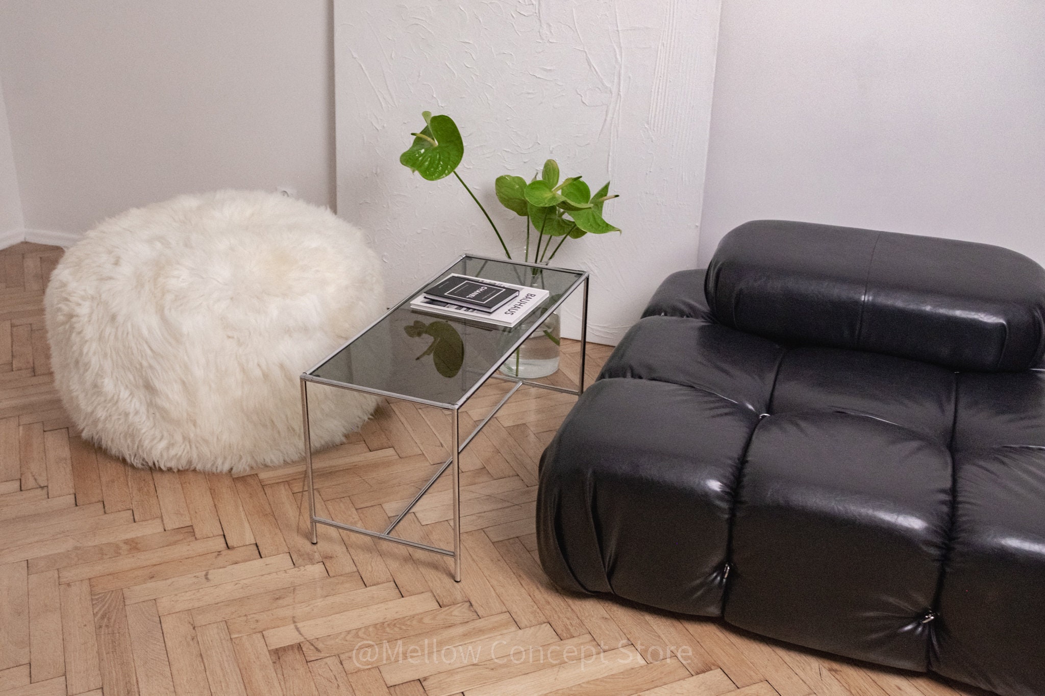 エレガントで贅沢なホワイトのシープスキン製プーフ/オットマン