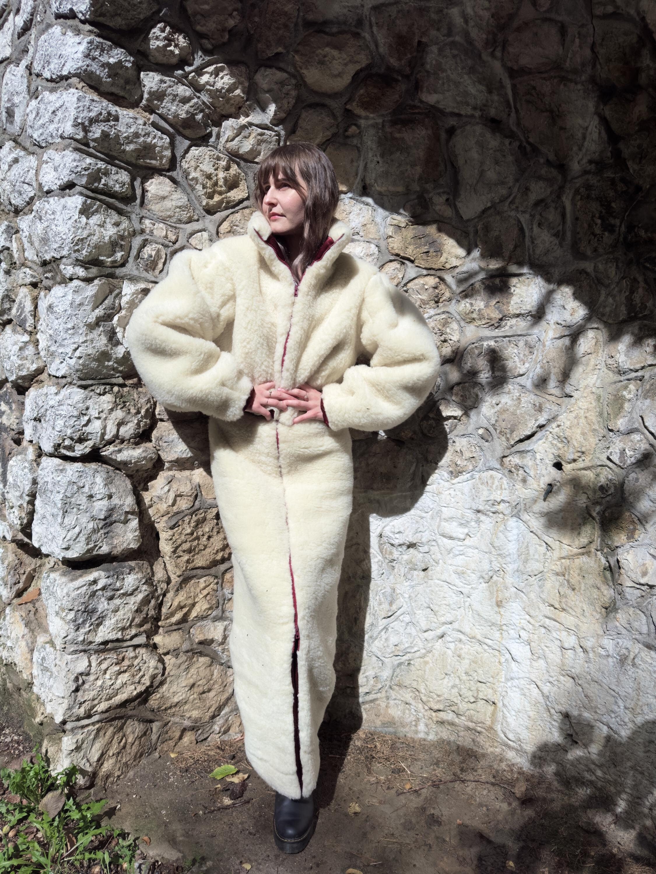 Luxuriöse kurze Teddyjacke aus weinrotem Sherpa mit weinrotem