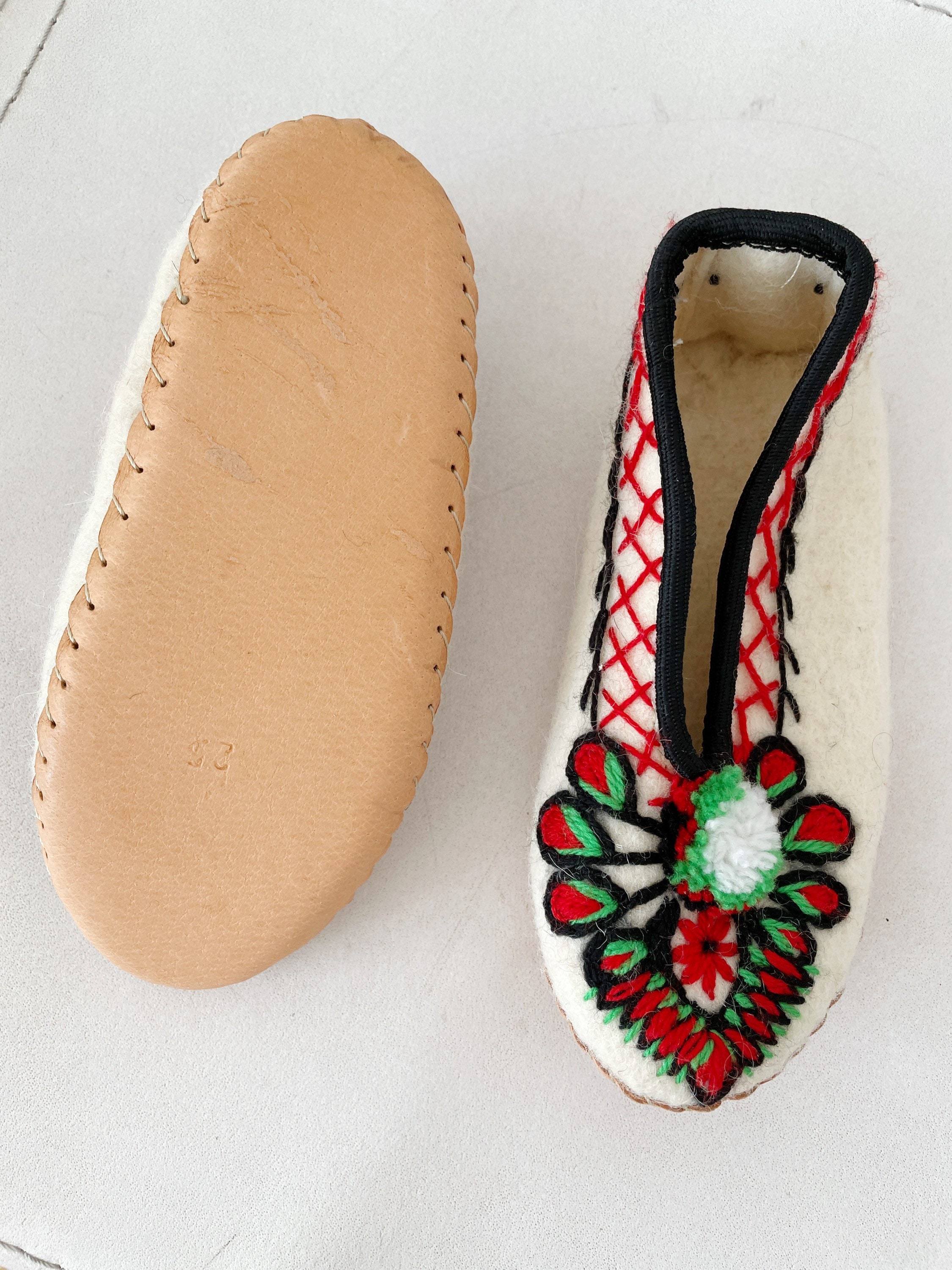 OFFA Slippers Slippers For Women Men, Old Beijing Shoes Embroidery Vintage  Folk-custom Shoes Kung Fu Slipper, Cotton And Linen Women's Sandals Indoor  Outdoor House Shoes Bedroom Slipper Soft Sole : Amazon.co.uk: Fashion