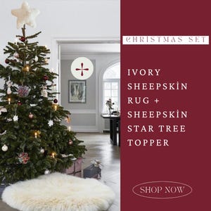 Può includere: Un set natalizio con un tappeto in pelle di pecora bianca e un topper a stella per l'albero in pelle di pecora bianca. Il testo "CHRISTMAS SET", "IVORY SHEEPSKIN RUG + SHEEPSKIN STAR TREE TOPPER" e "SHOP NOW" è visualizzato su uno sfondo bordeaux.