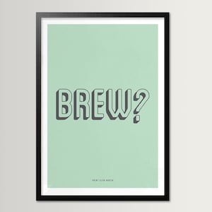 Op de afbeelding: Een mintgroene poster met de tekst "BREW?" in een 3D-stijl lettertype. De tekst is donkergrijs. De poster heeft de tekst "PRINT CLUB NORTH" in kleine, lichtgrijze tekst onderaan.