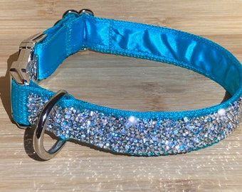 Könnte beinhalten: Ein türkisblaues Hundehalsband mit einer silbernen Schnalle und einer Reihe von klaren Strasssteinen.