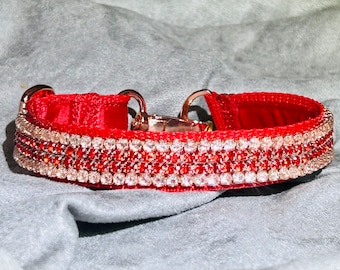 Könnte beinhalten: Roter Hundehalsband mit einer dreifachen Reihe aus klaren und roten Strasssteinen.
