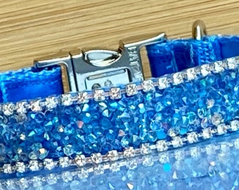Könnte beinhalten: Ein blaues Hundehalsband mit einer silbernen Schnalle und einer Reihe von funkelnden blauen und klaren Strasssteinen.