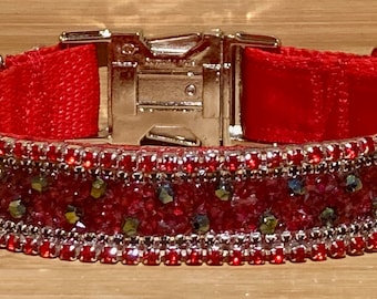 Puede incluir: Collar de perro rojo con hebilla plateada y una fila de piedras rojas.