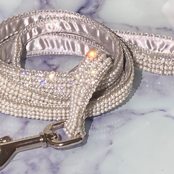 Laisse éblouissante de perles et de strass, anneau en D pour clé, doublure en satin argenté, 3/4" de large, 3 ou 4' de long