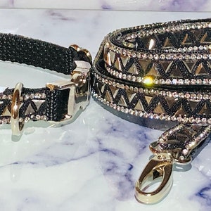 Puede incluir: Conjunto de collar y correa para perro negro con detalles de triángulos plateados y pedrería.