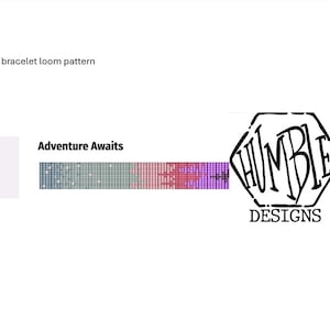 Può includere: Un modello per braccialetto a telaio MIYUKI con un design a griglia orizzontale e una sfumatura di colore che passa dal grigio al rosa e al viola. Il testo Adventure Awaits è stampato sopra il motivo e si vede un logo esagonale Humble Designs.
