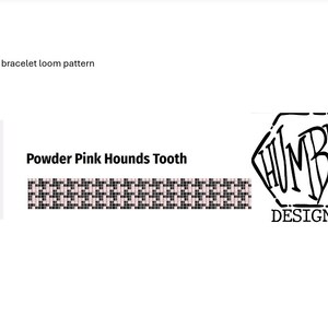 Puede incluir: Un patrón de tejido de pulsera con un patrón de pata de gallo en blanco y negro y un acento rosa. El patrón está etiquetado como "Powder Pink Hounds Tooth". La imagen también incluye el logotipo "Humble Designs" en una forma hexagonal negra.