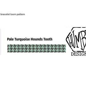 Può includere: Uno schema per telai per braccialetti Miyuki in color turchese pallido e nero con motivo a pied de poule. Lo schema è etichettato "Pale Turquoise Hounds Tooth" ed è di Humble Designs.