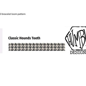 Puede incluir: Pulsera de cuentas tejida en telar, patrón pata de gallo en blanco y negro con el texto "HUMBLE DESIGNS" en un hexágono negro.