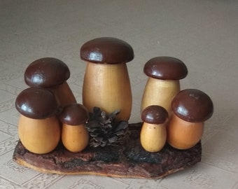 Funghi di legno. Statuetta di fungo. Famiglia di funghi di legno. Decorazione a forma di fungo. Fungo vintage.