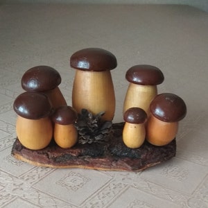 Champignons en bois. Figurine champignon. Famille de champignons en bois. Décor champignon. champignon vintage.
