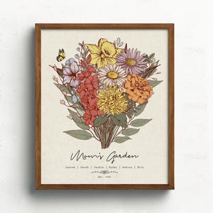 Puede incluir: Una impresi&oacute;n enmarcada con un ramo floral colorido, una mariposa y el texto "Mom's Garden". El ramo incluye flores amarillas, rojas, naranjas y moradas. Los nombres Lauren, Sarah, Jackie, Ryder, Ashley y Eric est&aacute;n listados debajo. Est. 1985.