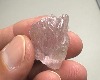 Cristal de Kunzita bruto natural
