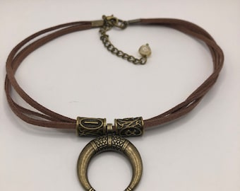 Bronze Halsband mit Herz Muster. Talizman ochonny.