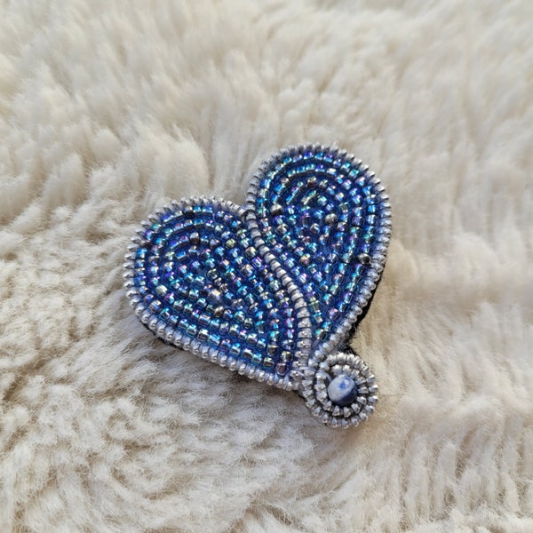 Broche coeur fantaisie perlé