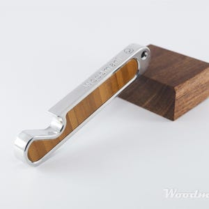 Portachiavi apribottiglie per matrimonio con incisione personalizzata in alluminio - legno di pioppo nero, bambù, olmo, quercia e faggio