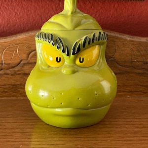 Universal Studios Dr Seuss The Grinch Green Plastic 5 Inch Lidded Mug Cup