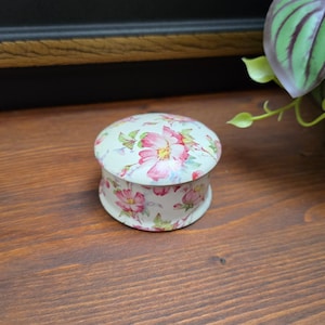 Vintage porcelain pill box with lid and floral motif - 1980s