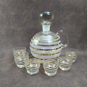 Vintage liqueur set from Belgium – liqueur bottle with 6 glasses – gold & etched decoration – 1960s – glass bar set