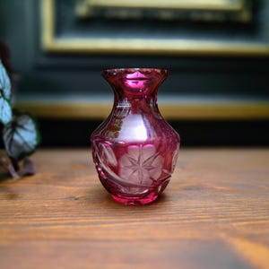 Vintage mini vase made of red Bohemian lead crystal – hand-cut – 1950s – floral motif – collector&#39;s item