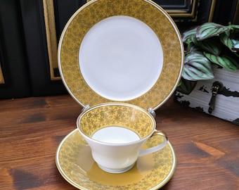 Weimar Porzellan Sammeltasse DDR – weiß & okker Glasur, Goldrand und florales Dekor – 1970er/1980er Jahre