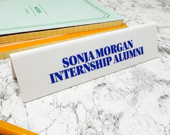 Letrero de escritorio - Exalumna de la pasantía de Sonja Morgan