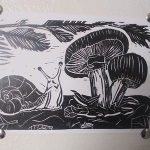 Impression de soulagement de plancher d’escargot et de forêt de champignon