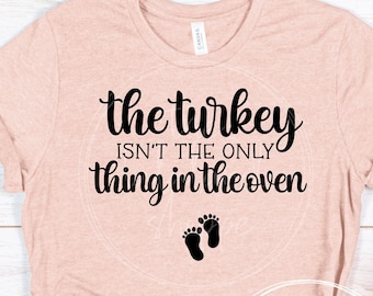 Thanksgiving-graviditets-SVG, graviditetsmeddelande-SVG, blivande mamma-SVG, kalkonen är inte det enda i ugnen, Thanksgiving-t-shirt