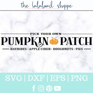 Puede incluir: Diseño gráfico en blanco y negro con el texto "Pick Your Own Pumpkin Patch" y una pequeña ilustración de calabaza naranja. El texto debajo dice "Hayrides, Apple Cider, Doughnuts, Pies".