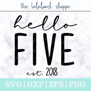 Puede incluir: Diseño gráfico en blanco y negro con el texto "hello five est. 2018". El diseño está sobre un fondo de mármol blanco.