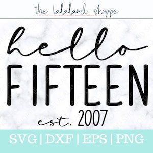以下が含まれることがあります： 大理石の背景に「hello fifteen est. 2007」のテキストが書かれた白黒のグラフィックデザイン。15歳の誕生日または記念日に適しています。