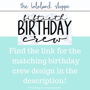 Peut inclure: Conception graphique en noir et blanc sur fond de marbre. Le texte dit "fiftieth BIRTHDAY crew".