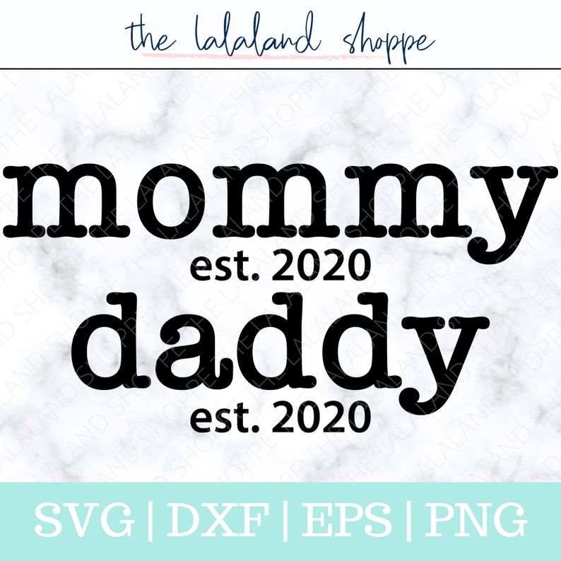 Puede incluir: Gr&aacute;fico de texto en blanco y negro que dice "mommy est. 2020 daddy est. 2020" sobre un fondo de m&aacute;rmol blanco.