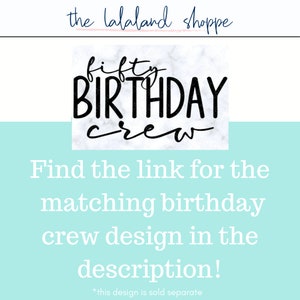 Peut inclure: Un design graphique noir et blanc sur un fond de marbre qui dit "fifty birthday crew".
