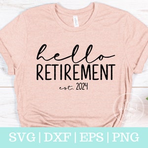 K&ouml;nnte beinhalten: Ein rosa T-Shirt mit dem Text "hello retirement est. 2024" in schwarzer Schrift.