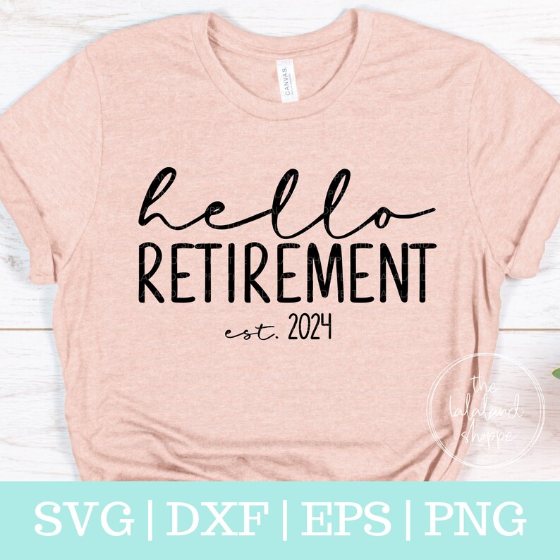 K&ouml;nnte beinhalten: Ein rosa T-Shirt mit dem Text "hello retirement est. 2024" in schwarzer Schrift.