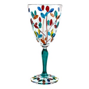 Copa de vino de cristal de Murano multicolor con tallo verde pintado a mano. Altura: 19,3 cm. Venecia, Italia.