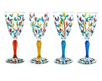 Ensemble de quatre verres à vin en verre de Murano bleus rouges jaunes peints à la main