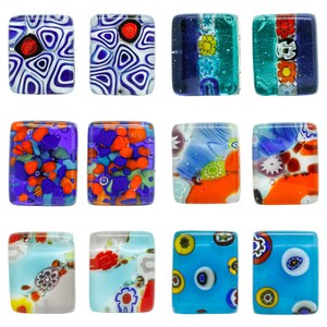Könnte beinhalten: Eine Sammlung von zwölf rechteckigen Glasperlen mit farbenfrohen, komplizierten Designs. Die Perlen weisen eine Vielzahl von Mustern auf, darunter Wirbel, florale Motive und abstrakte Formen in Blau-, Orange-, Lila- und Grüntönen. Jede Perle ist einzigartig.