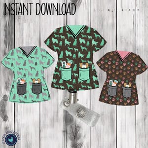 Op de afbeelding: Drie verschillende gepatroneerde scrubs met zakken en een intrekbare badgehouder. De scrubs zijn bruin met een hondenpatroon, groen met een hondenpatroon en bruin met een pootprintpatroon. De tekst "INSTANT DOWNLOAD" staat bovenaan de afbeelding.