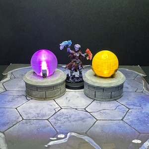 Orbe luminoso en miniatura (¡se ilumina con LED!) - Terreno de juego pintado para DnD, D&D, Pathfinder, Hero Quest, juegos de mesa - Miniaturas de DnD