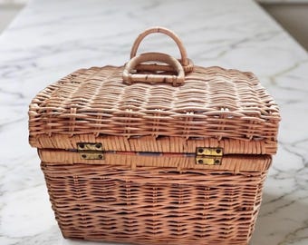 Vintage Picnic/Sewing Basket