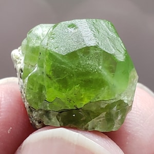 21,55 Karat Peridot Mineralien Kristallmuster