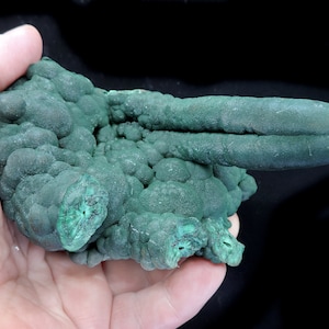 Pode incluir: Um grande espécime de malaquita verde com uma textura botryoidal. A malaquita tem uma superfície lisa e arredondada e é de uma cor verde vibrante.